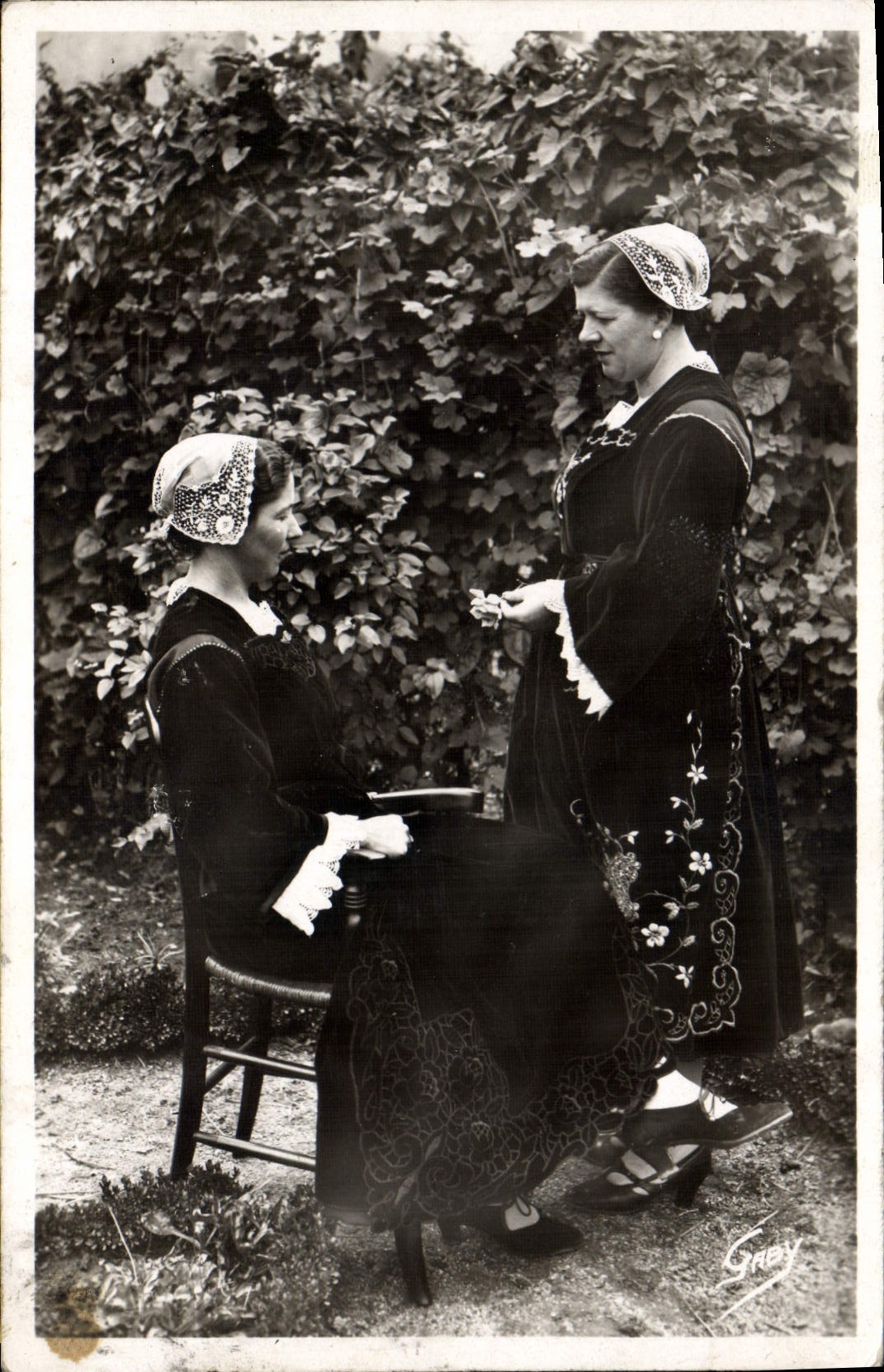CPA Folklore Jeunes filles de Pontivy 