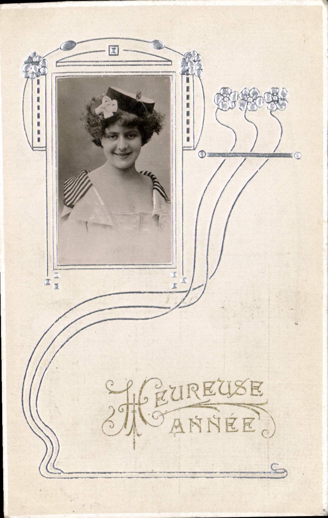 Jeune femme souriante — Année heureuse — Carte postale de collection