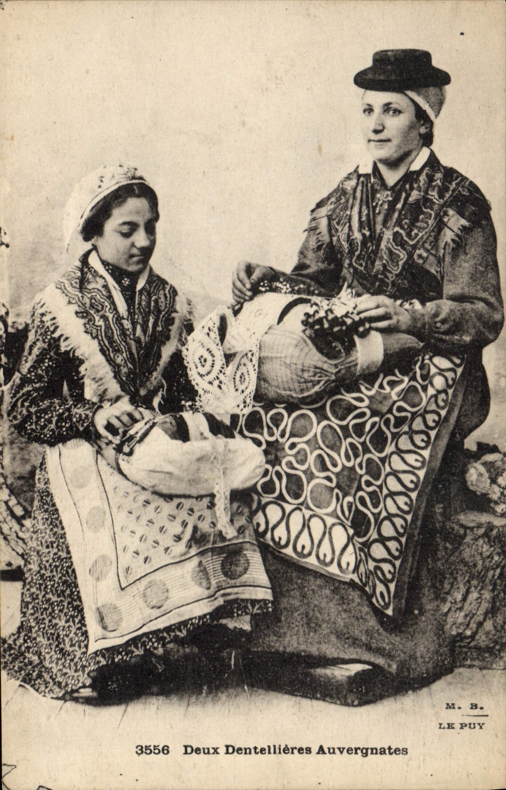 CPA Folklore Dentelle Dentelliere Deux dentellieres auvergnates
