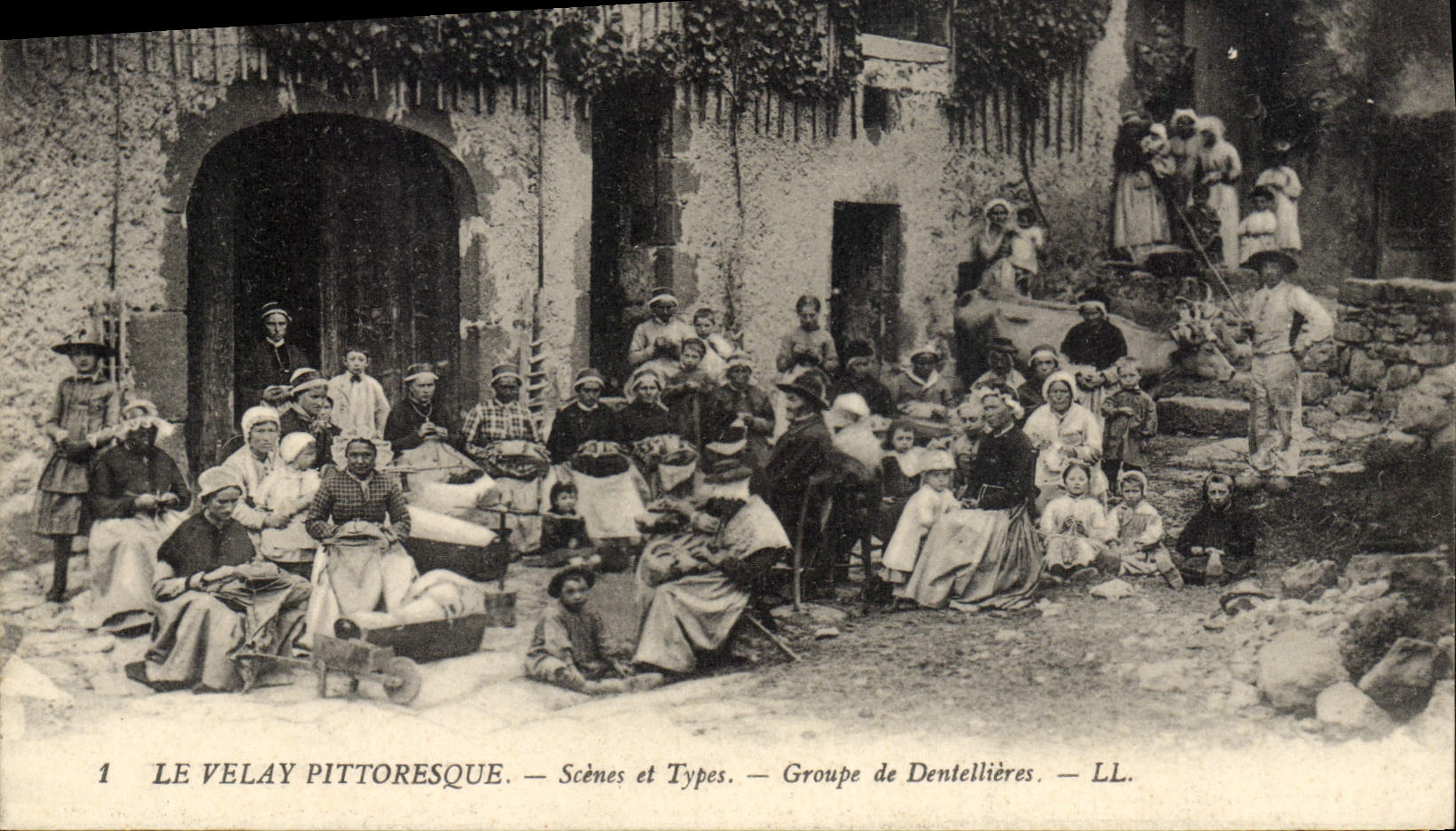 Le Velay pittoresque — Scènes et Types — Groupe de Dentellières — LL.