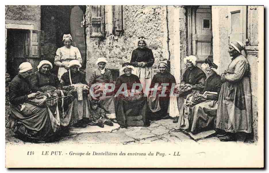 CPA Folklore Dentelle Dentelliere Le Puy Groupe de dentellieres des environs du Puy