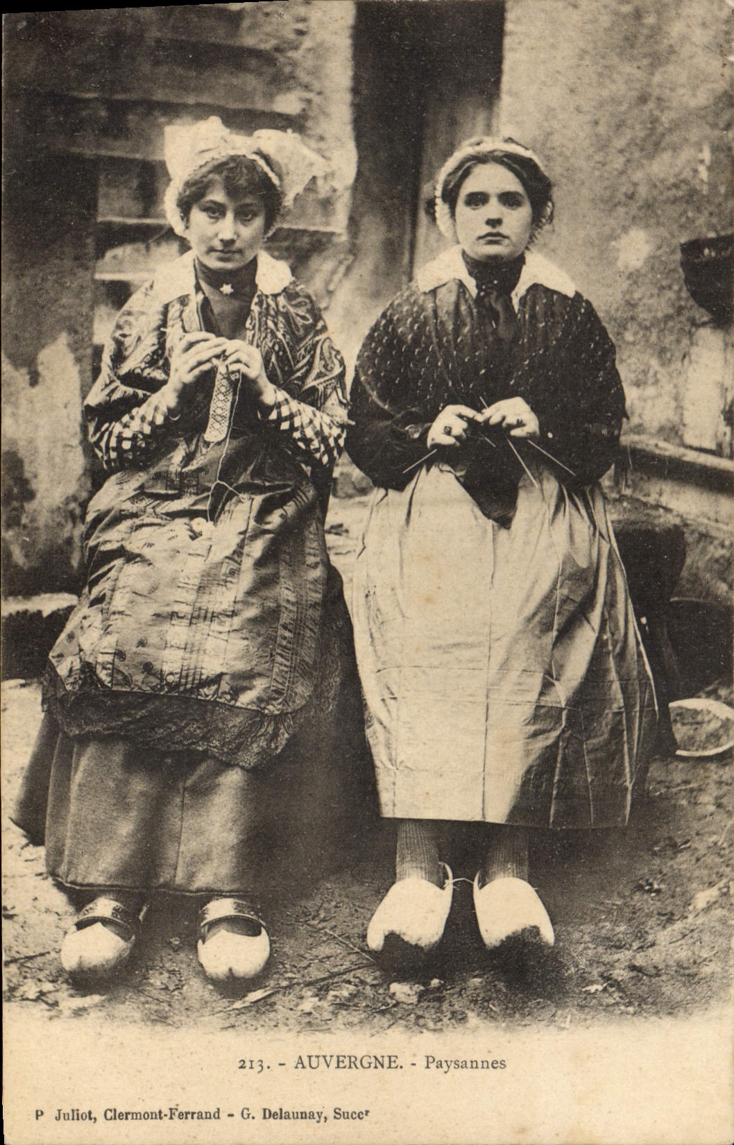CPA Folklore Dentelle Dentelliere Auvergne Paysannes