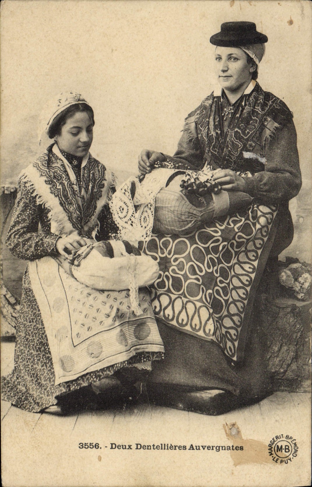 CPA Folklore Dentelle Dentelliere Deux dentellieres Auvergnates