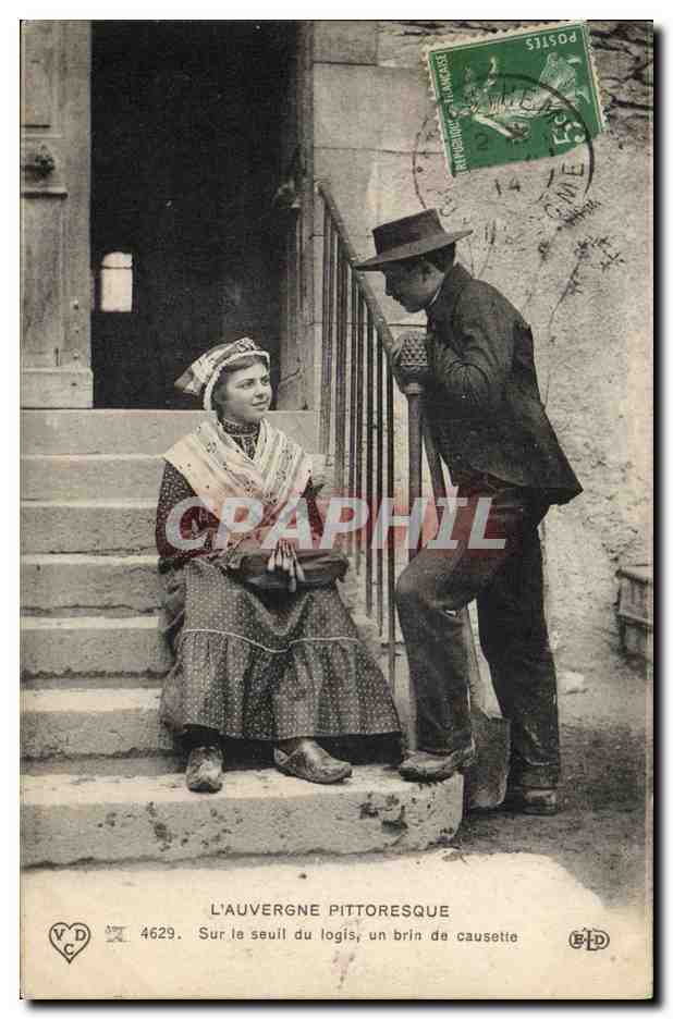 CPA Folklore Dentelle Dentelliere Auvergne Sur le seuil du logis un brin de causette