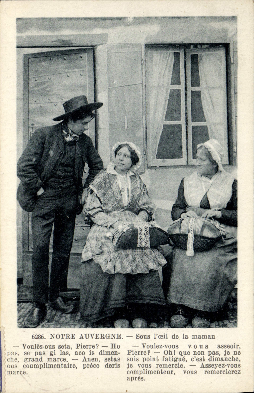 CPA Folklore Dentelle Dentelliere Auvergne Sous l'oeil de maman