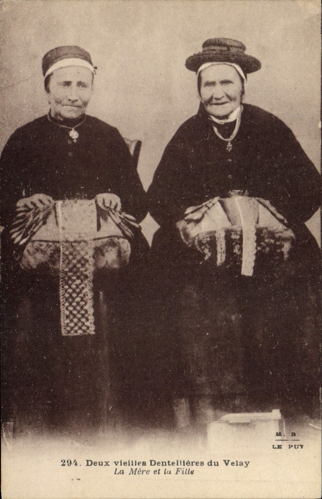 CPA Folklore Dentelle Dentelliere Deux vieilles dentellieres du Velay La mere et la fille 