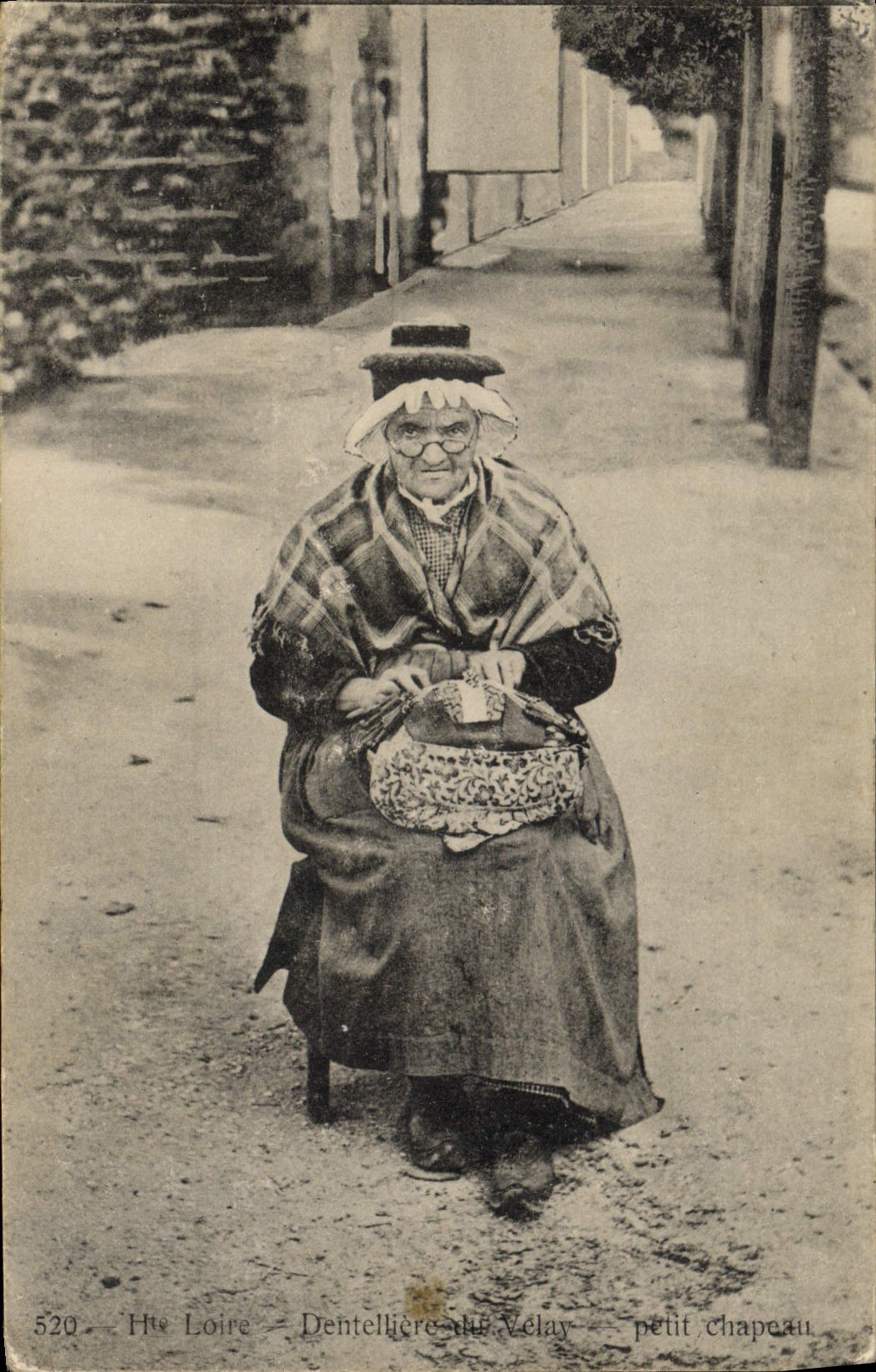 CPA Folklore Dentelle Dentelliere Haute Loire Dentelliere du Velay Petit chapeau