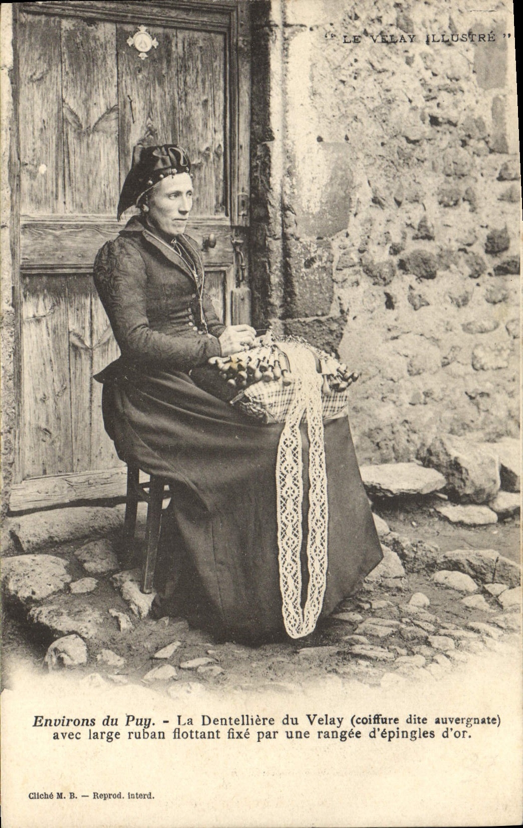 CPA Folklore Dentelle Dentelliere Environs du Puy La dentelliere du Velay