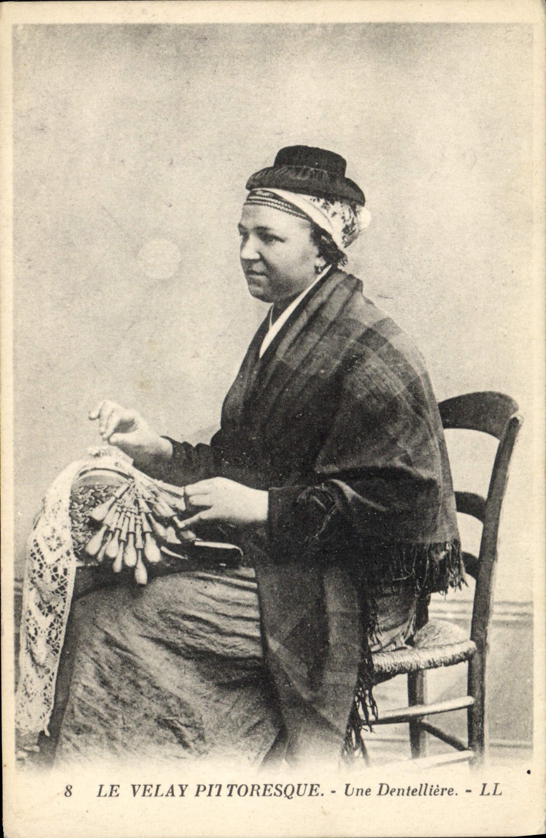 CPA Folklore Dentelle Dentelliere Le Velay
