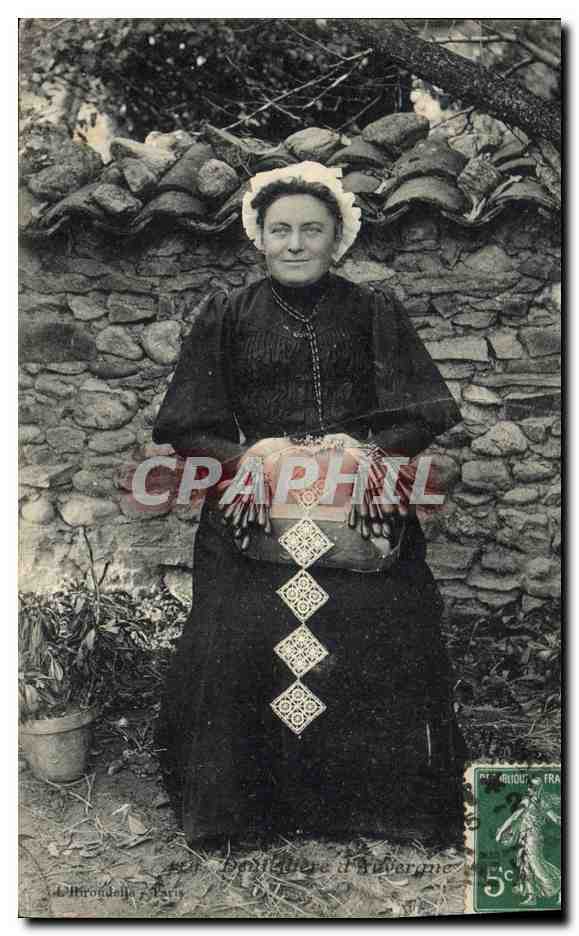 CPA Folklore Dentelle Dentelliere d'Auvergne