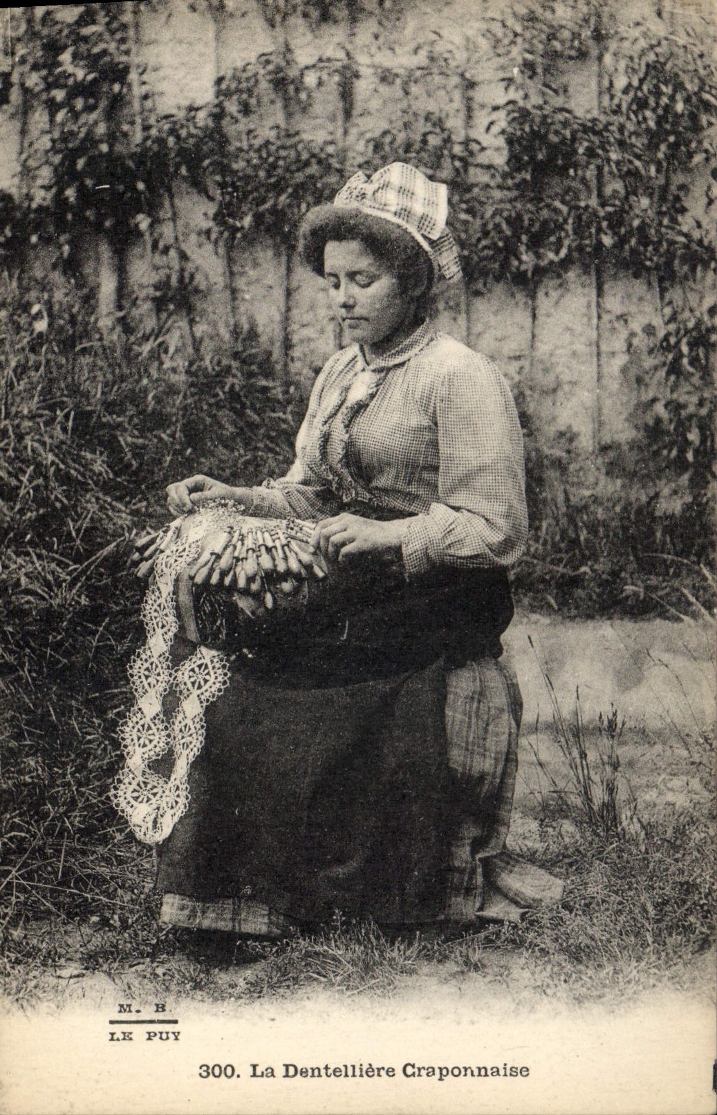 CPA Folklore Dentelle Dentelliere Craponnaise