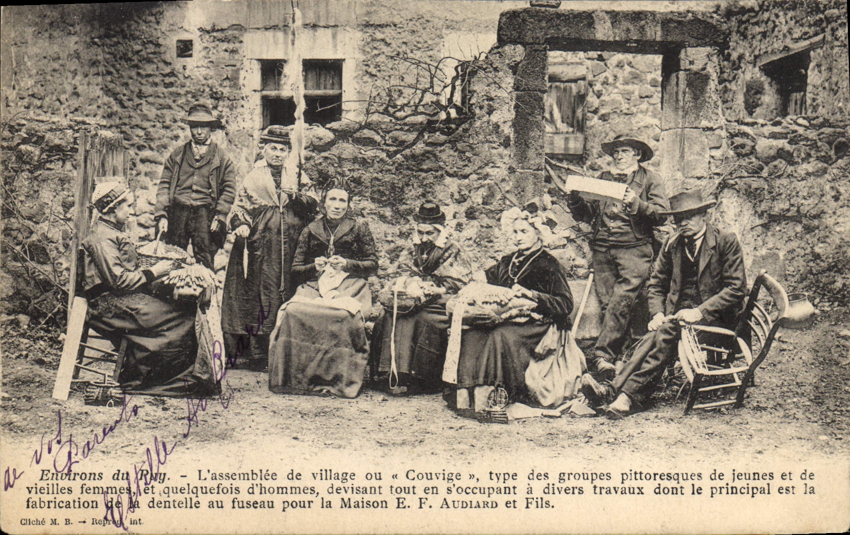 Environs du Tuy. — L'assemblée de village ou « Couvige », type des groupes pittoresques de jeunes et de vieilles femmes, et quelquefois d'hommes, devisant tout en s'occupant à divers travaux dont le principal est la fabrication de la dentelle au fuseau pour la Maison E. F. AUDIARD et Fils.