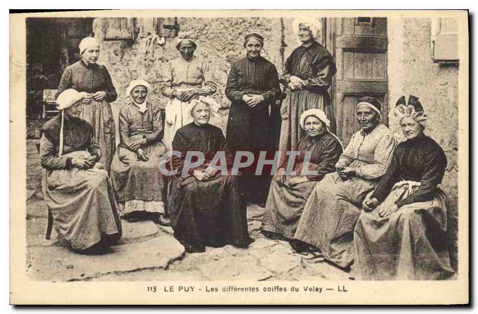 CPA Folklore Dentelle Dentelliere Le Puy Les differentes coiffes du Velay