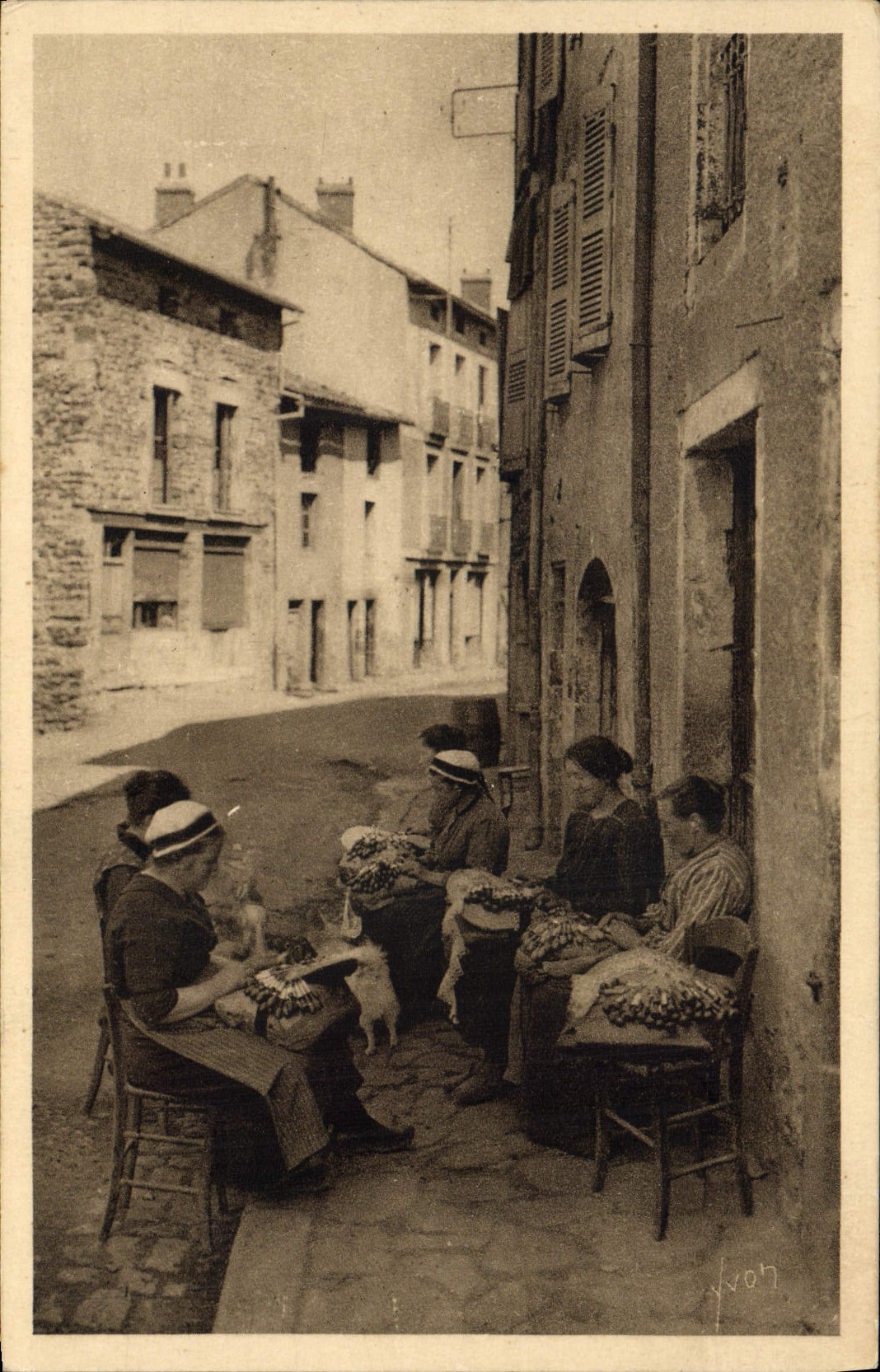 CPA Folklore Dentelle Dentelliere Le Velay Groupe de dentellieres