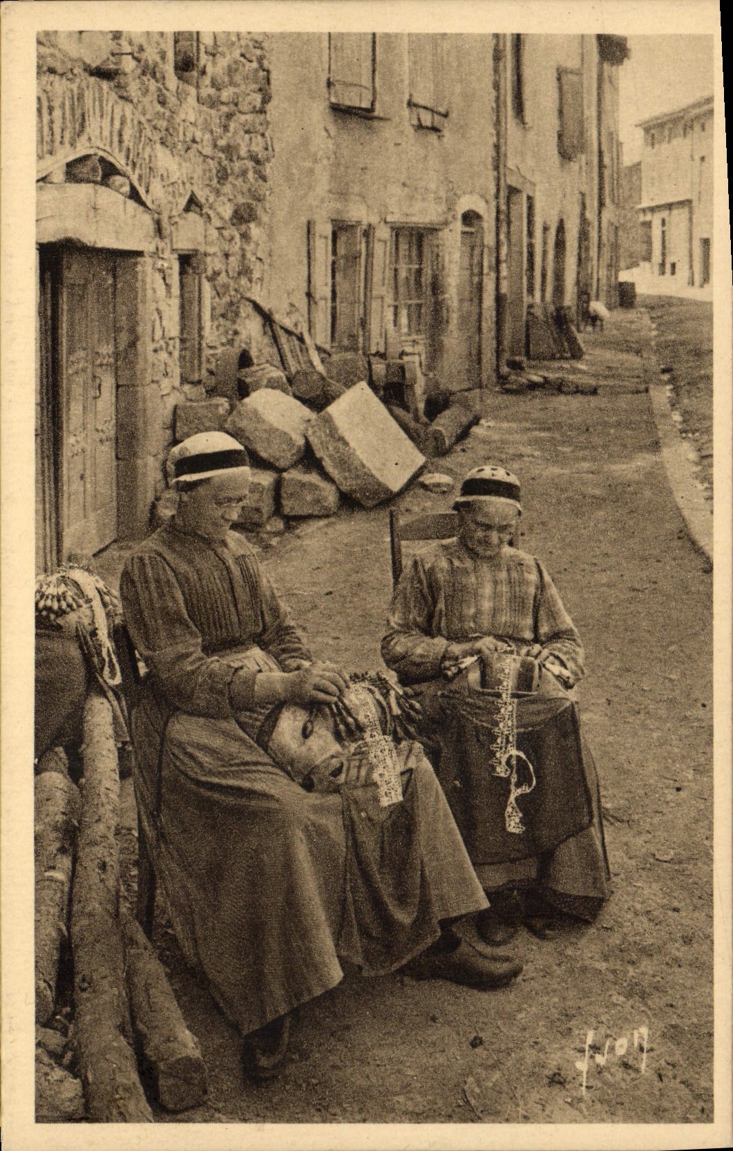 CPA Folklore Dentelle Dentelliere Le Puy Dentellieres de la ville