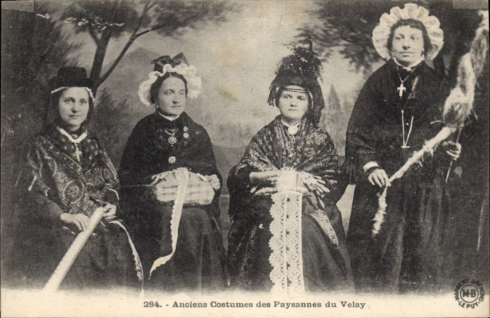 CPA Folklore Dentelle Dentelliere Anciens costumes des paysannes du Velay