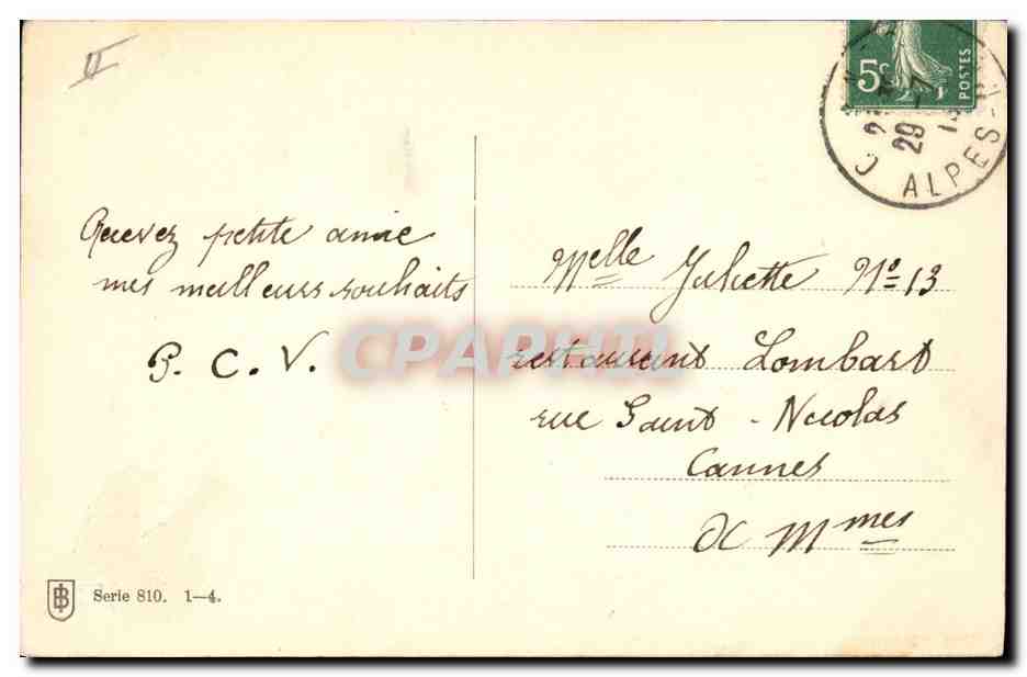 Jeune femme en robe de style ancien — tenant un bouquet de roses — éditée par la série 810 — Reverso