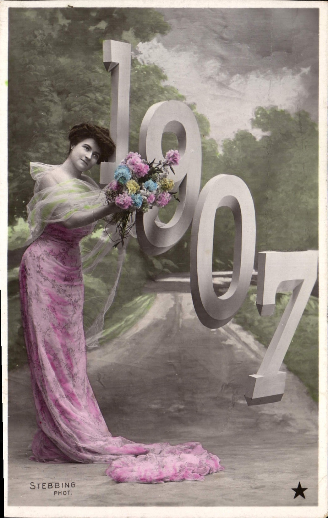 Femme en robe rose tenant un bouquet — 1907 — Stebbing Phot.