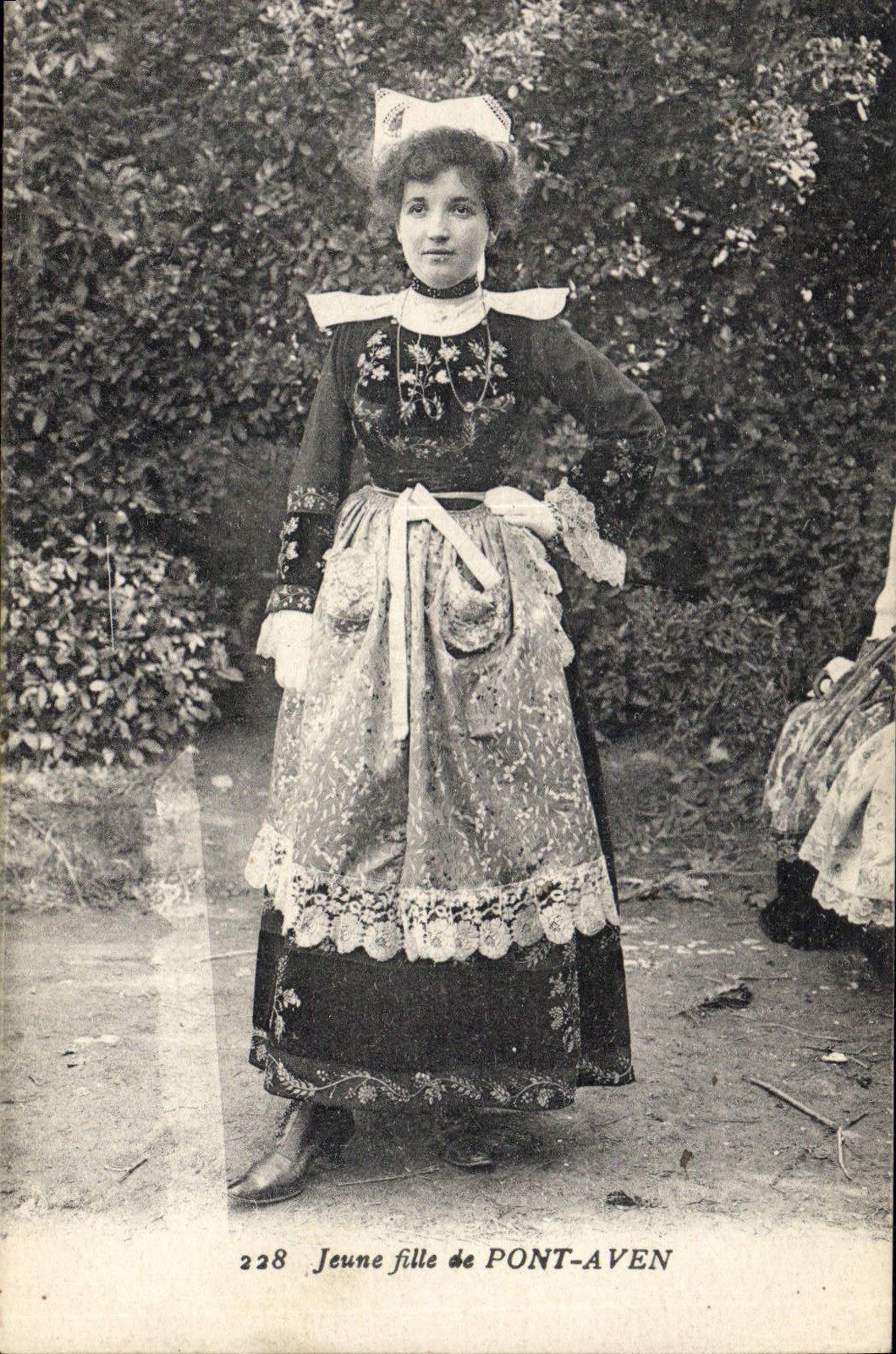CPA Folklore Jeune fille de Pont Aven 