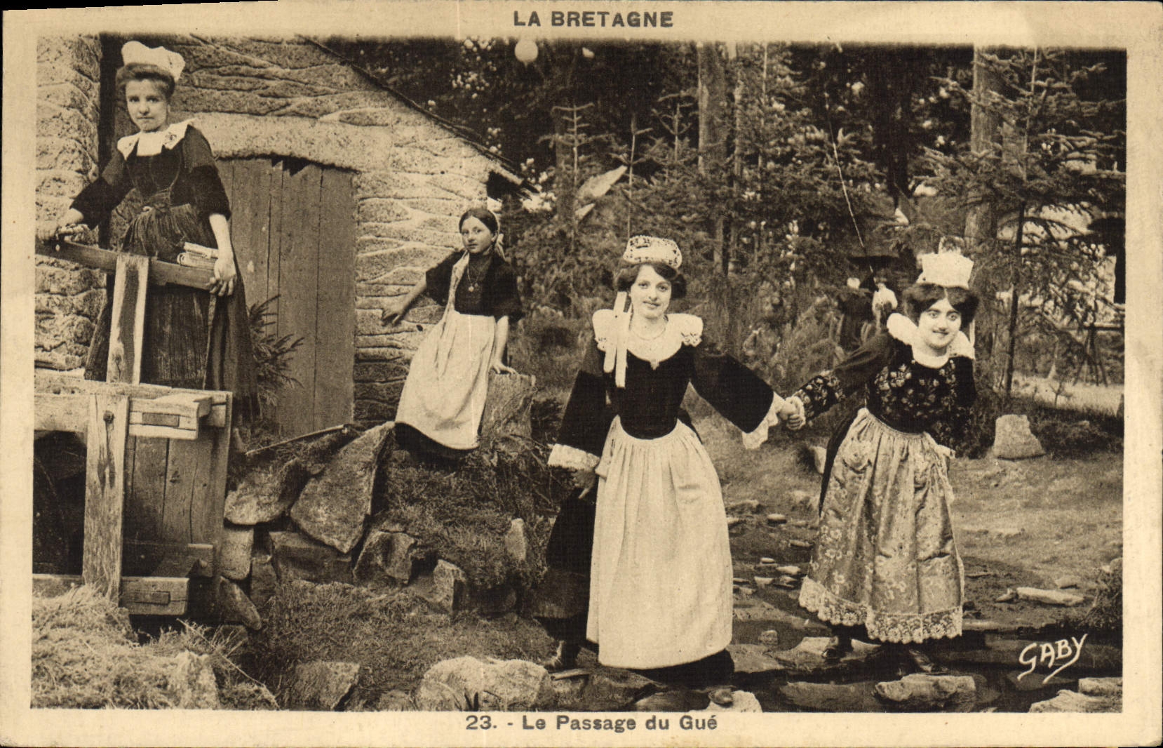 CPA Folklore Bretagne Le passage du gue 