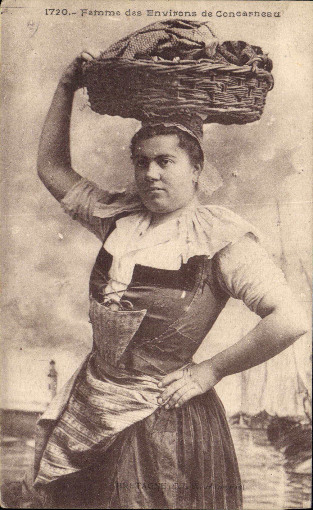 CPA Folklore Femme des environs de Concarneau 