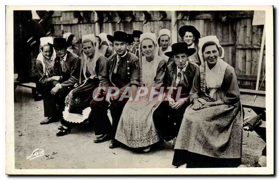 CPA Folklore Costumes de Plougastel Daoulas 