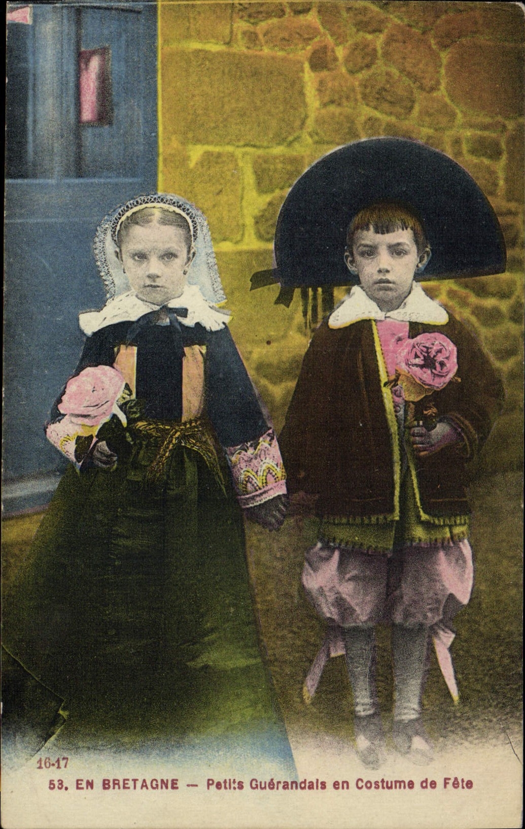 CPA Folklore Petits Guerandais en costume de fete 