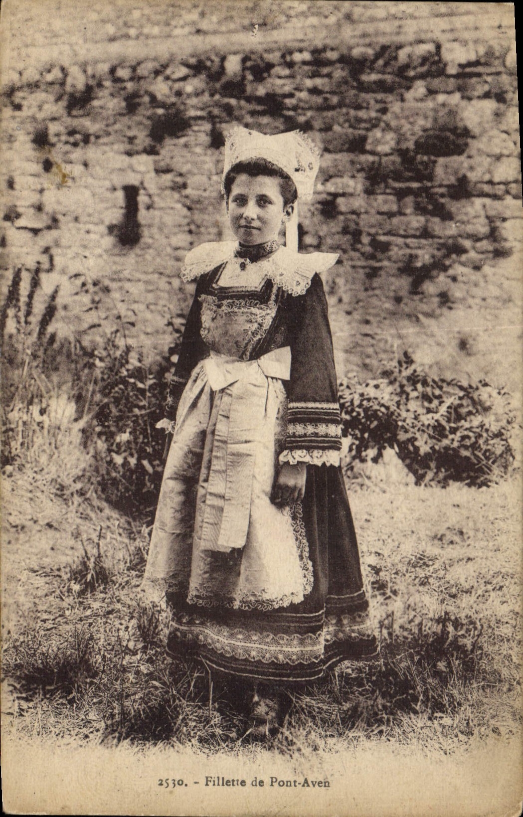 CPA Folklore Fillette de Pont Aven 