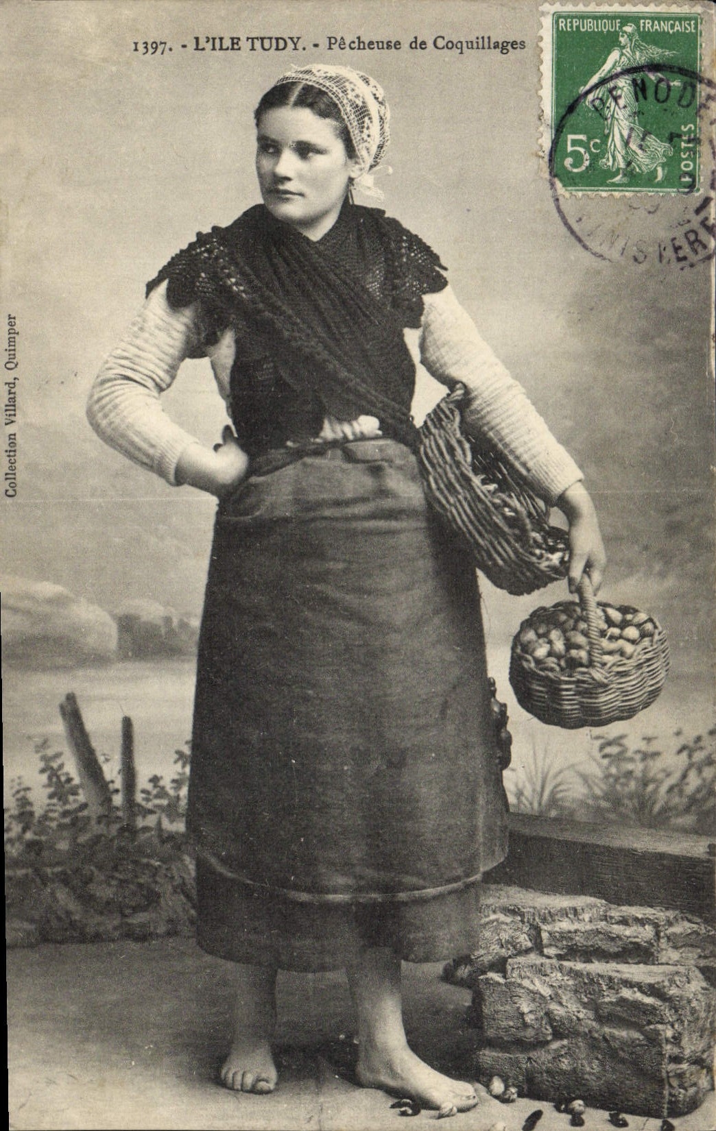 CPA Folklore L'Ile Tudy Pecheuse de coquillages Peche 