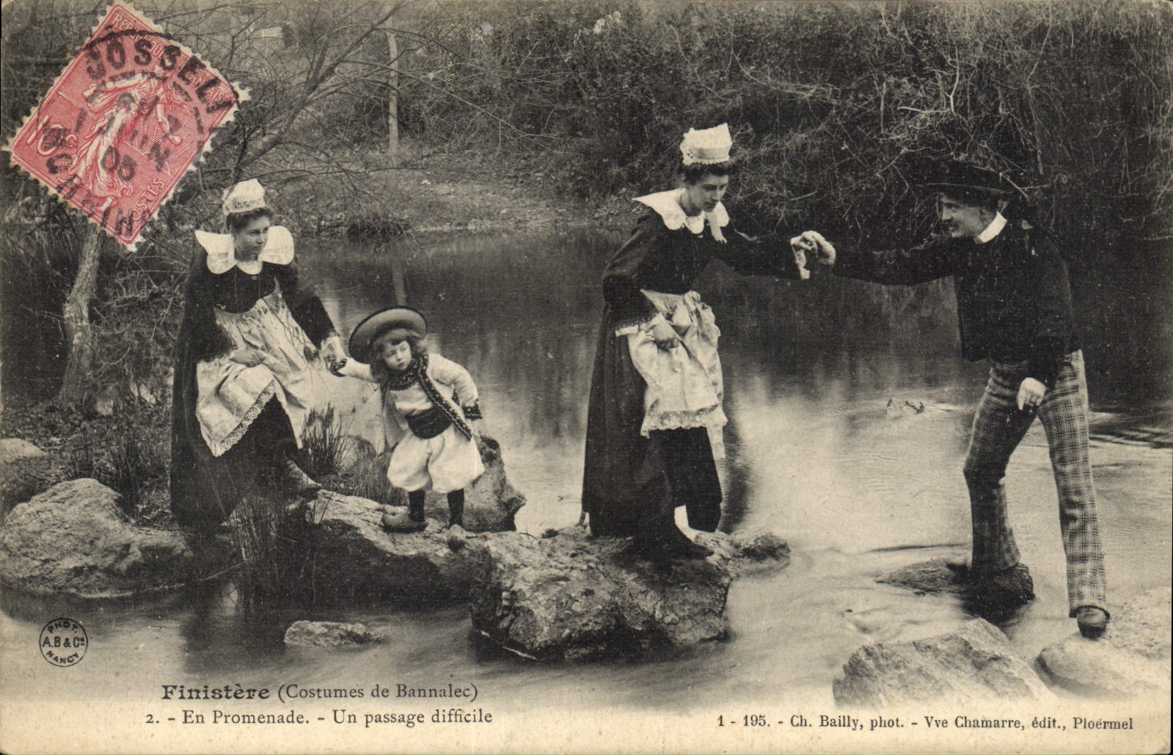 CPA Folklore Finistere En promenade Un passage difficile 