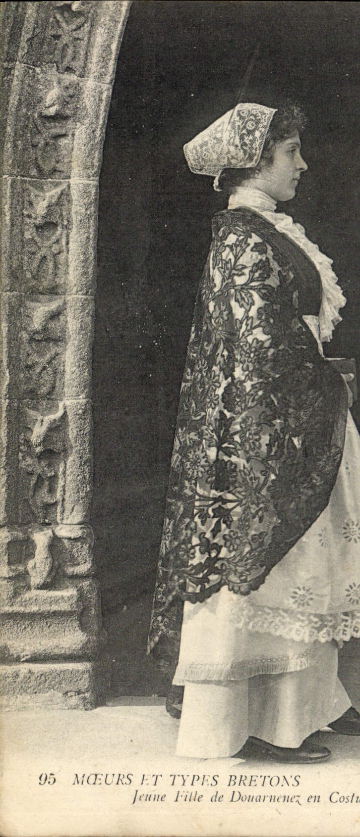 CPA Folklore Jeune fille de Douarnenez en costume de Fete 