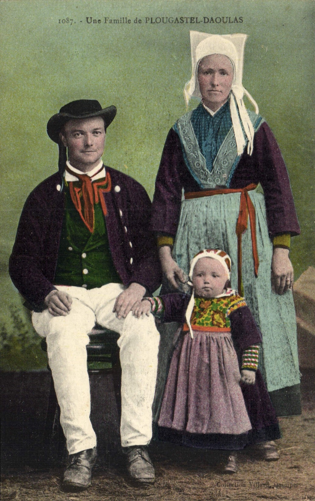CPA Folklore Une famille de Plougastel Daoulas 