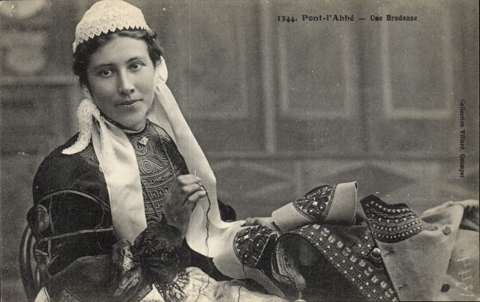 CPA Folklore Pont L'Abbe Une brodeuse 