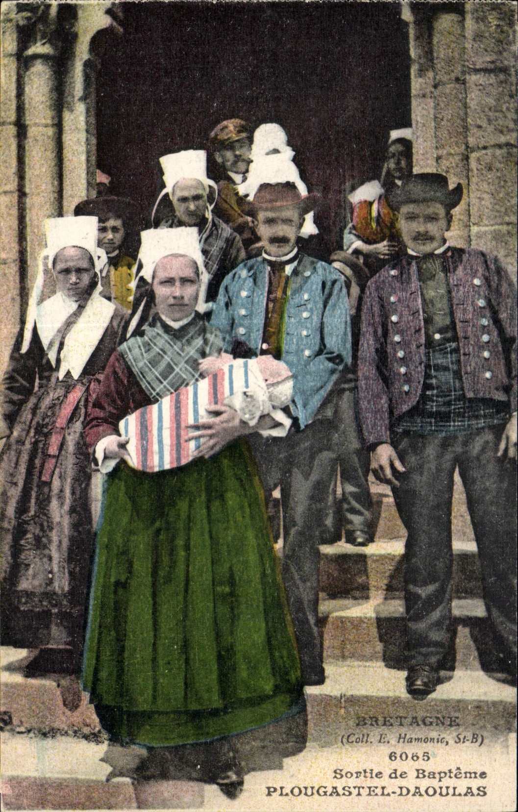CPA Folklore Sortie de bapteme de Plougastel Daoulas 