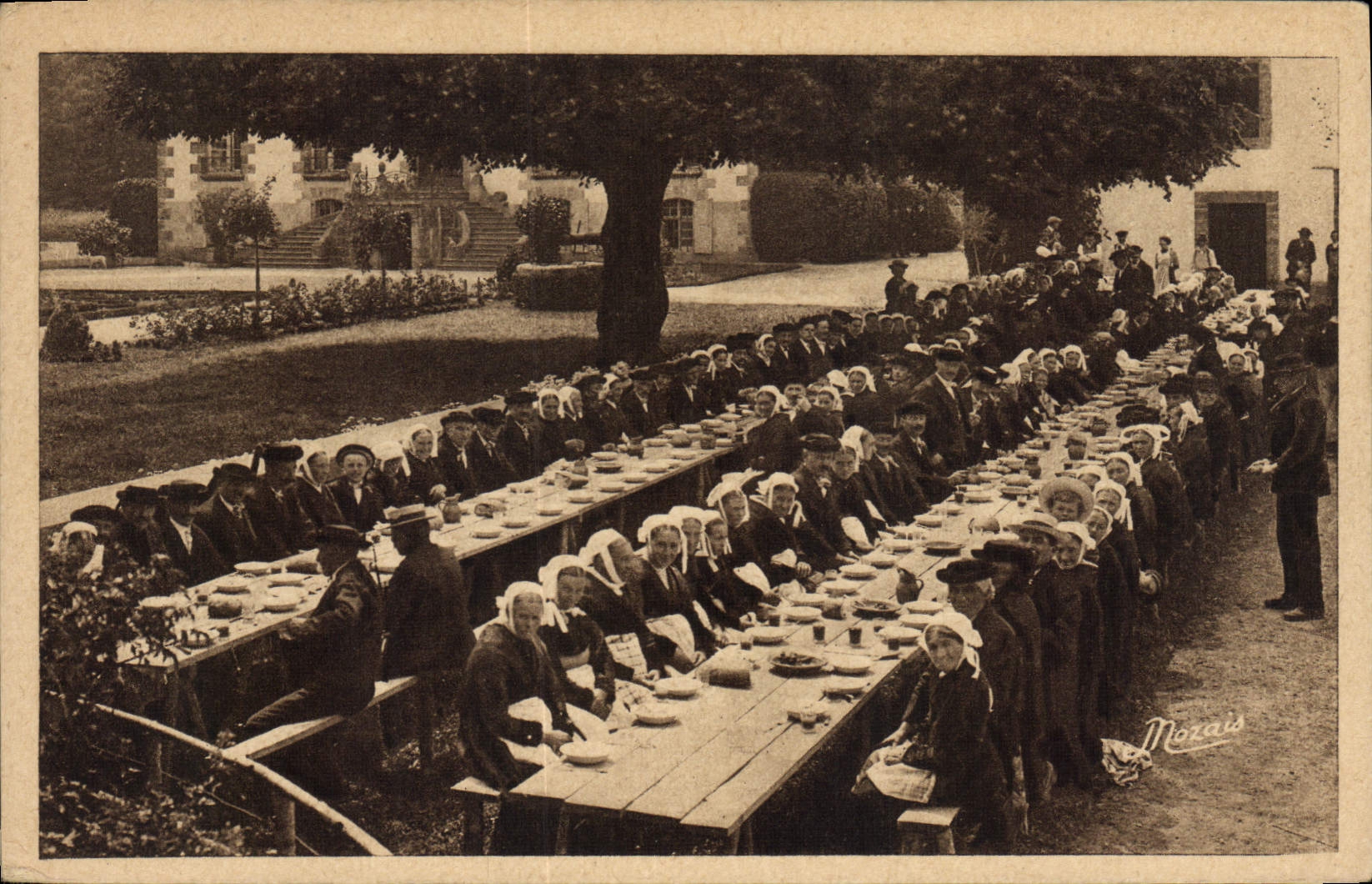 CPA Folklore Environs de Ploermel Noce bretonne Le repas en plein air Mariage 