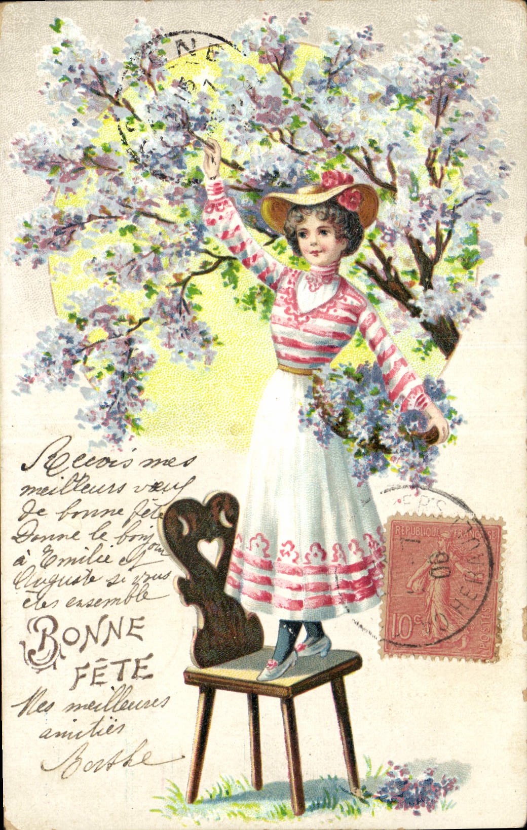 Fête de printemps — jeune fille sous cerisiers en fleurs — éditeur non visible
