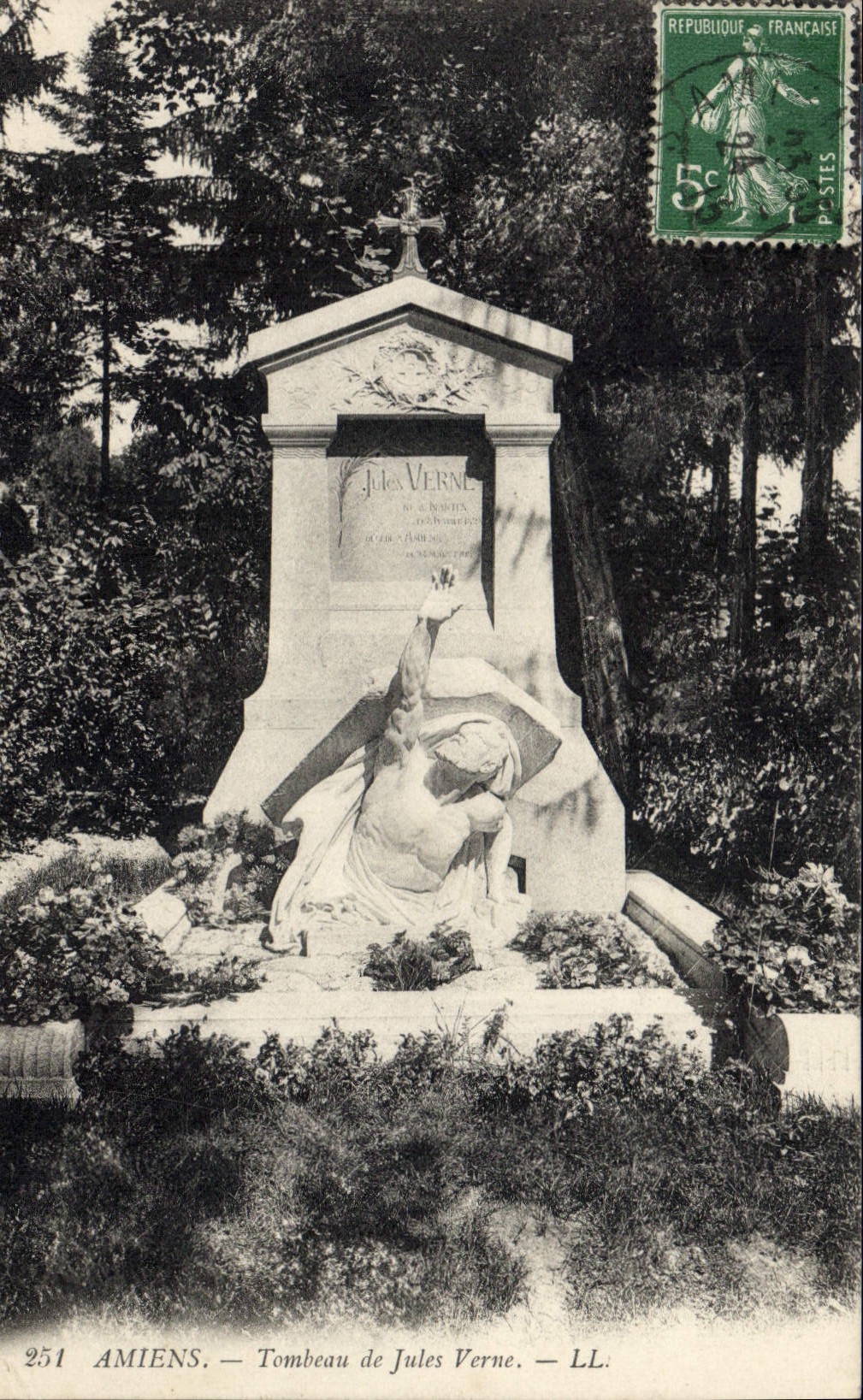 CPA Amiens Monument de Jules Verne 