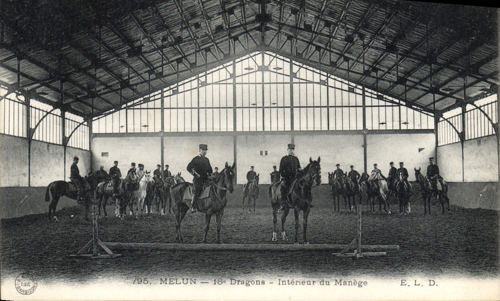 Melun — 18e Dragons — Intérieur du Manège