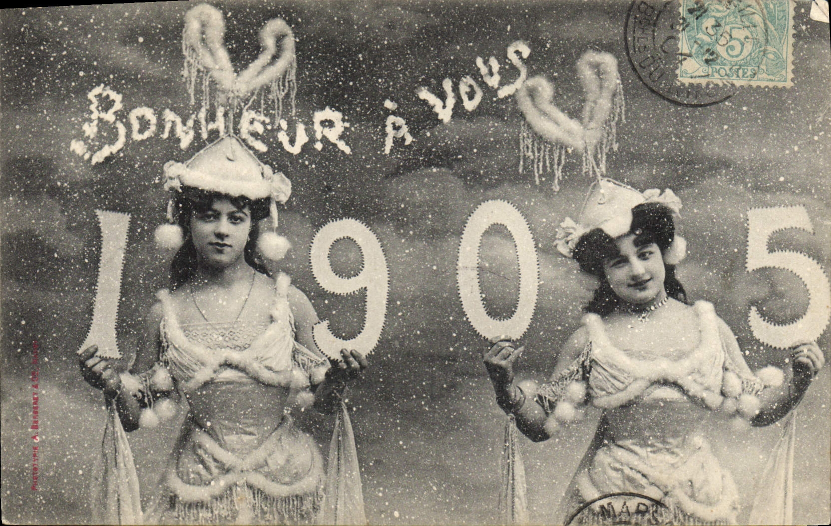 Deux jeunes femmes en tenue de Noël — Bonheur à vous 1905 — éditeur : G. Béchard & Cie