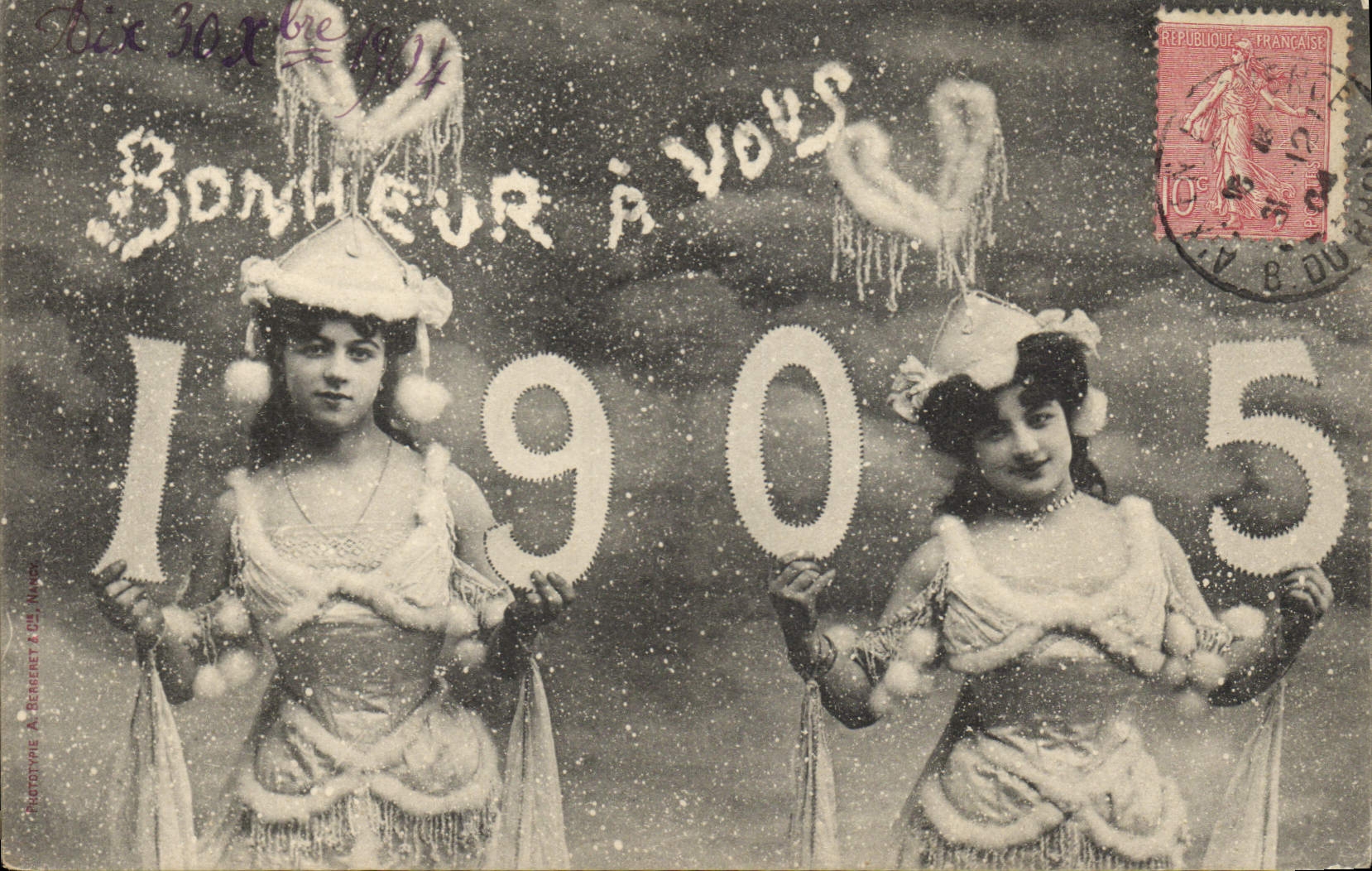 Deux jeunes femmes en costume de Noël — Bonheur à vous 1905 — Prototype A. Bergeret & Cie, Nîmes