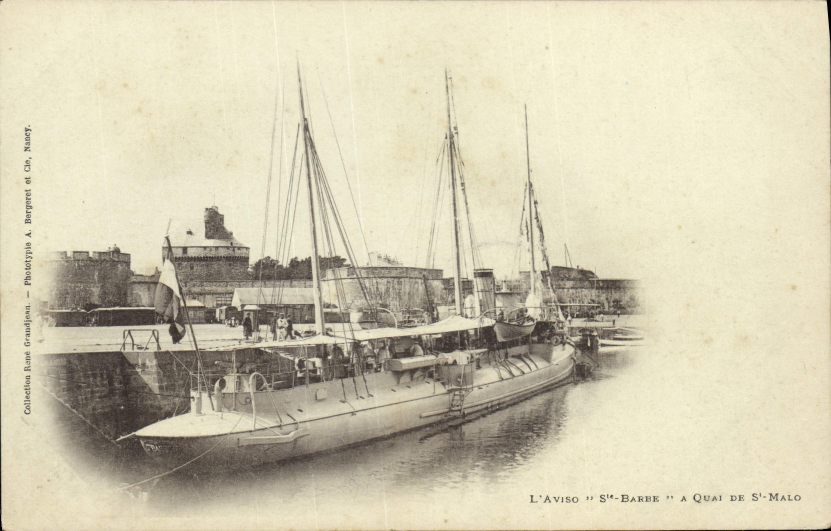 CPA Bateau de Guerre L'aviso Ste Barbe a Qaui de St Malo 