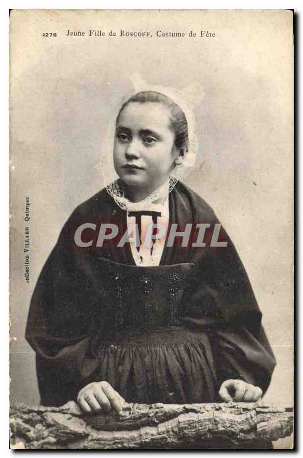 CPA Folklore Jeune fille de Roscoff Costume de fete 