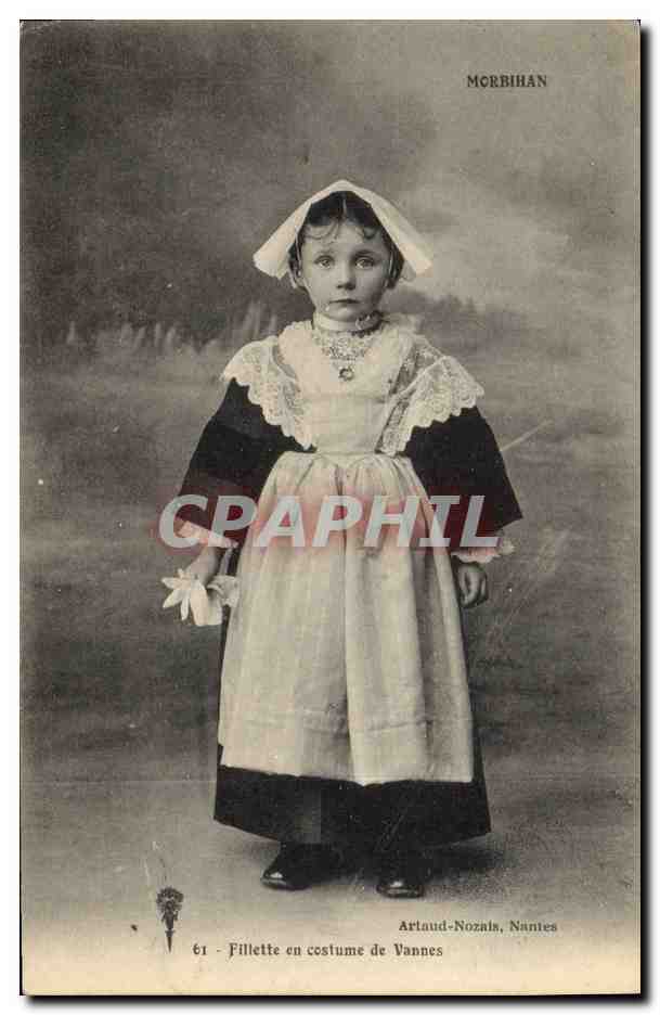 CPA Folklore Fillette en costume de Vannes 