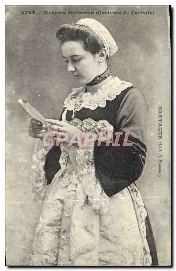 CPA Folklore Madame Jaffrenou Costume de Carhaix 