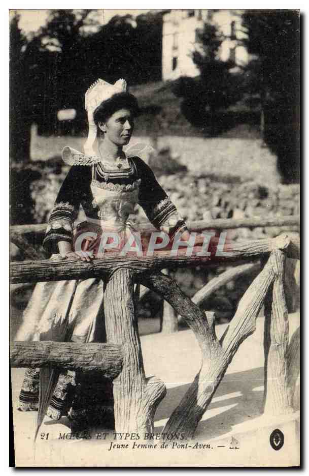 CPA Folklore Jeune femme de Pont Aven 