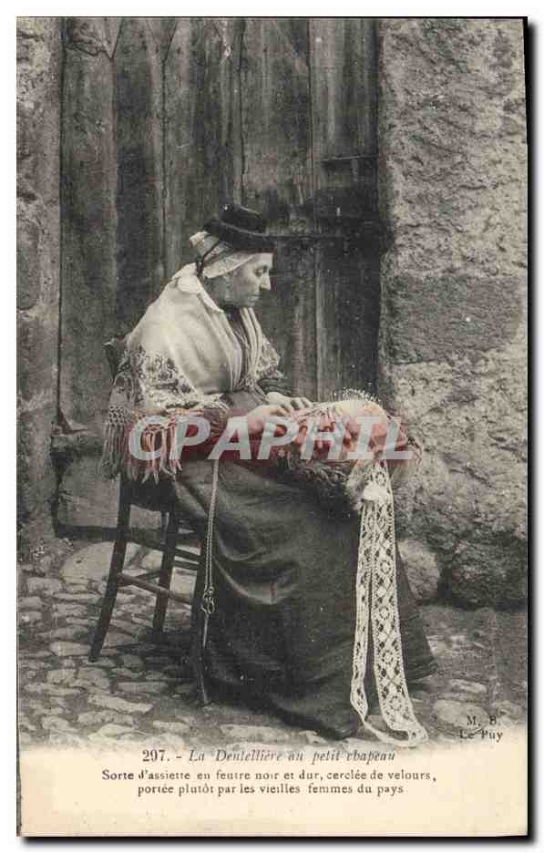 CPA Dentelle La Dentelliere au petit chapeau 