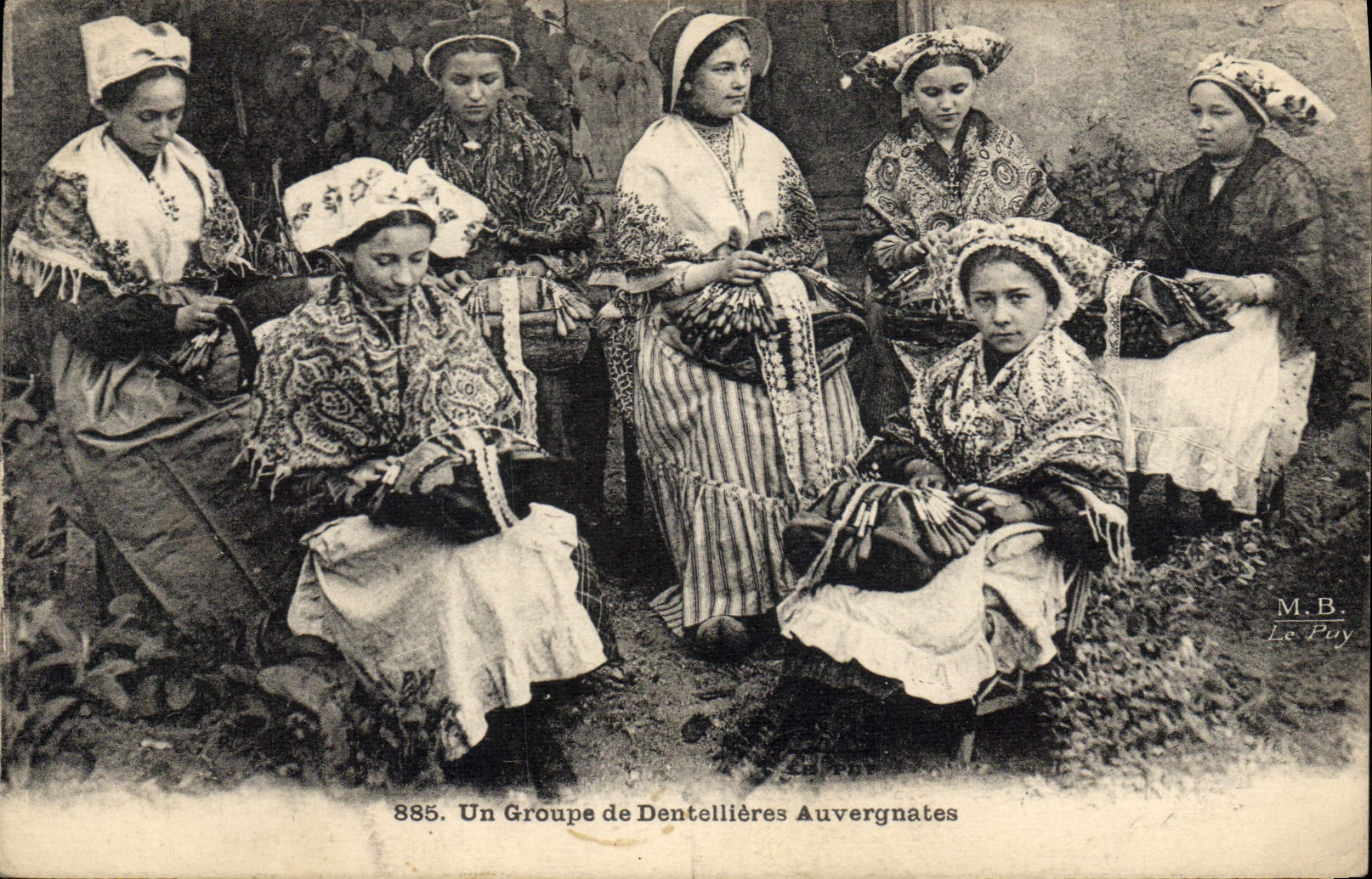 CPA Dentelle Dentelliere Un groupe de dentellieres Auvergnates 