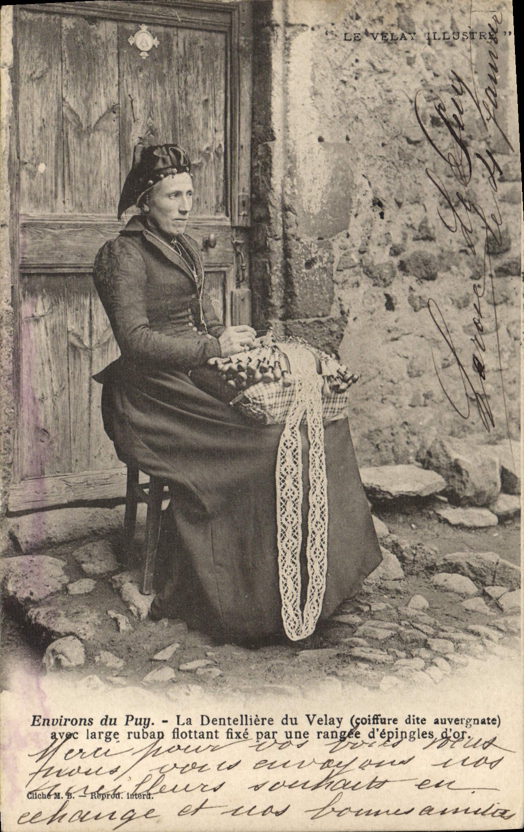 CPA Dentelle Dentelliere Environs du Puy La dentelliere du Puy Coiffure dite Auvergnate avec large ruban flottant 