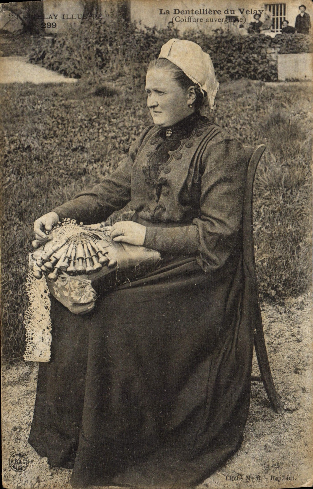 CPA Dentelle Dentelliere du Velay Coiffure Auvergnate 