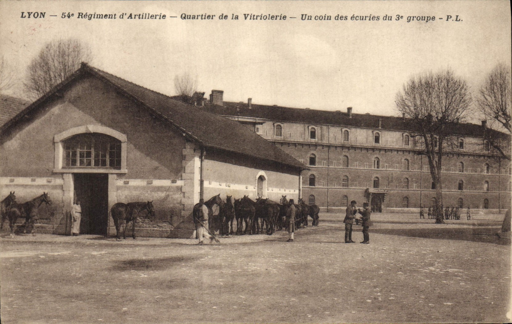 LYON — 54e Régiment d'Artillerie — Quartier de la Vitriolérie — Un coin des écuries du 3e groupe — P.L.